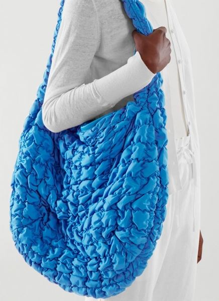 «Больше цвета»: подборка ярких сумок для лета